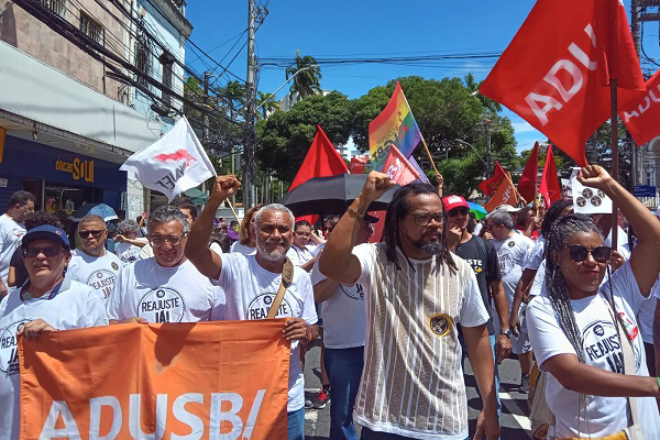 O coordenador-geral da Fetrab, Kleber Rosa, marcou presença no ato político dos docentes das universidades estaduais