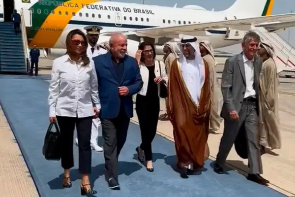O presidente Lula e a primeira-dama Rosângela Lula da Silva, a Janja, desembarcam nos Emirados Árabes O presidente Lula e a primeira-dama Rosângela Lula da Silva, a Janja, desembarcam nos Emirados Árabes