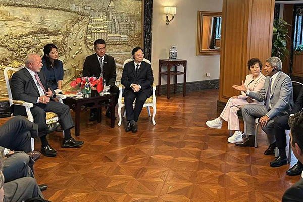 Lula e Jerônimo em reunião com dirigentes da empresa BYD, na China