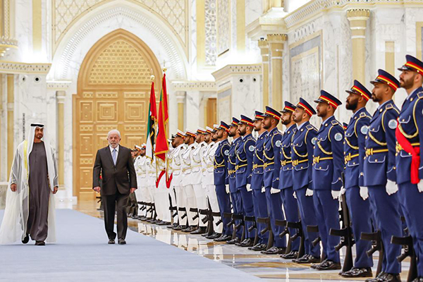 Lula chega ao Qasr Al Watan, o palácio presidencial de Abu Dhabi, acompanhado do emir Mohamed bin Zayed Al Nahyan