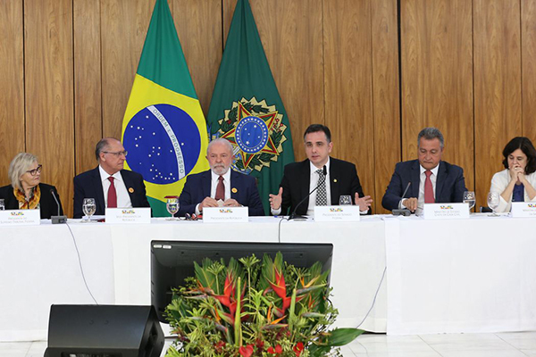 Presidente Lula se reuniu, nesta terça-feira (18) com ministros e governadores para falar sobre violência Presidente Lula se reuniu, nesta terça-feira (18) com ministros e governadores para falar sobre violência