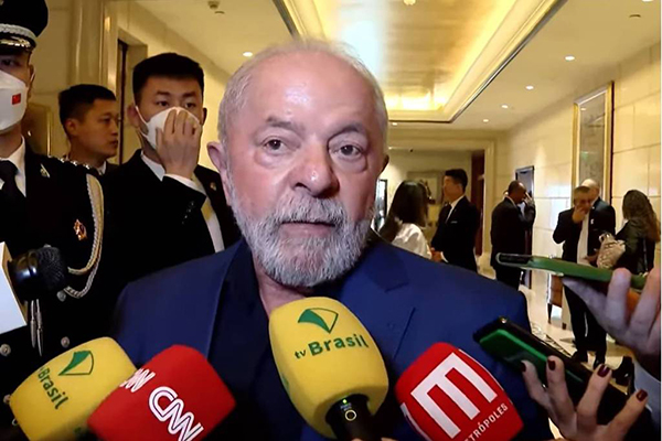 Lula durante entrevista no hotel St. Regis, em Pequim, ao sair para o aeroporto na manhã deste sábado (15) Lula durante entrevista no hotel St. Regis, em Pequim, ao sair para o aeroporto na manhã deste sábado (15)