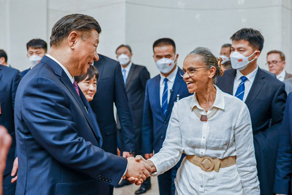 O presidente da China, Xi Jinping,, cumprimenta a ministra Marina Silva