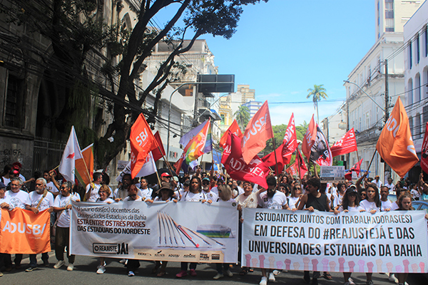 Manifestação dos professores de universidades estaduais na última quarta-feira (12), em Salvador