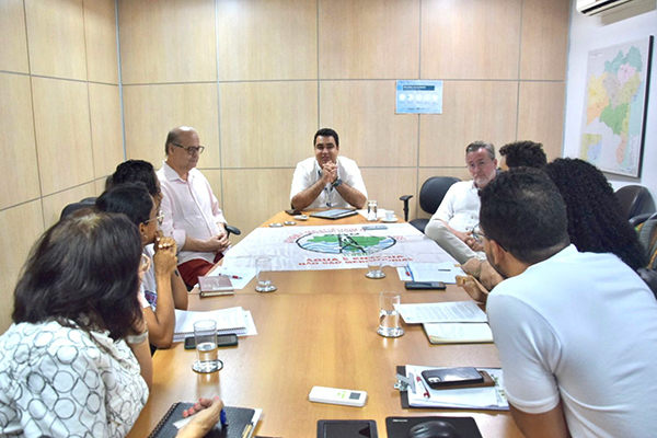 Secretário estadual do Meio Ambiente, Eduardo Martins, em reunião com integrantes do Movimento dos Atingidos por Barragens