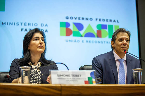 Os ministros Simone Tebet (Planejamento) e Fernando Haddad (Fazenda)
