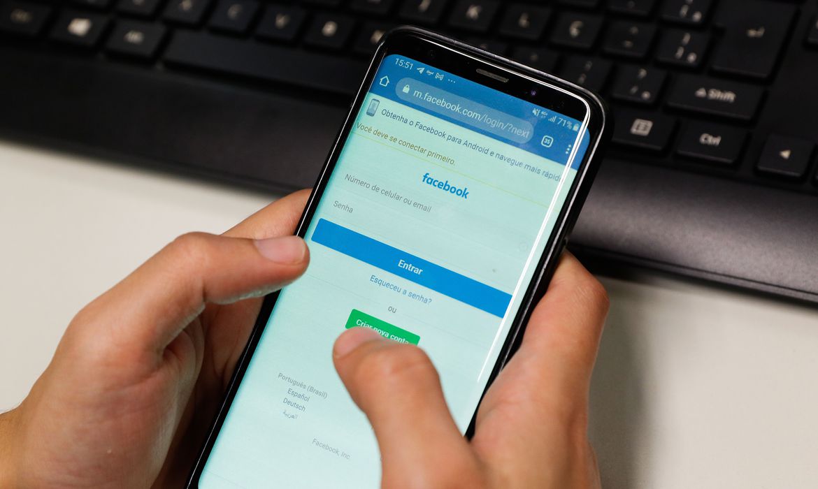 Maioria das crianças e adolescentes acessa redes sociais várias vezes ao dia; 24% tentam reduzir uso