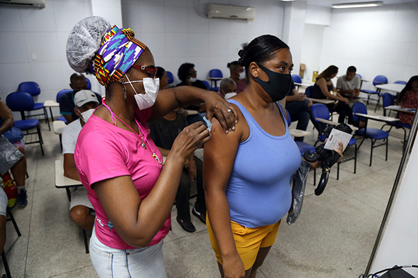 A bivalente está disponível para a população geral de 18 anos ou mais