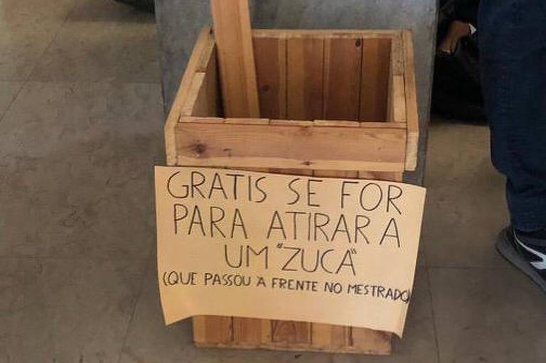 Caixa com pedras colocada no hall da universidade de Lisboa, em 2019