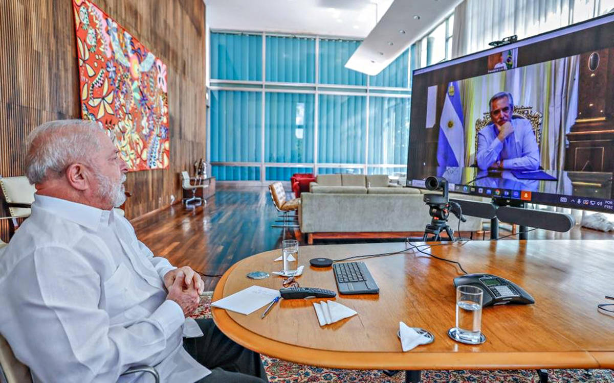 Presidente Luiz Inácio Lula da Silva (PT) conversa por telefone com presidente da Argentina, Alberto Fernández