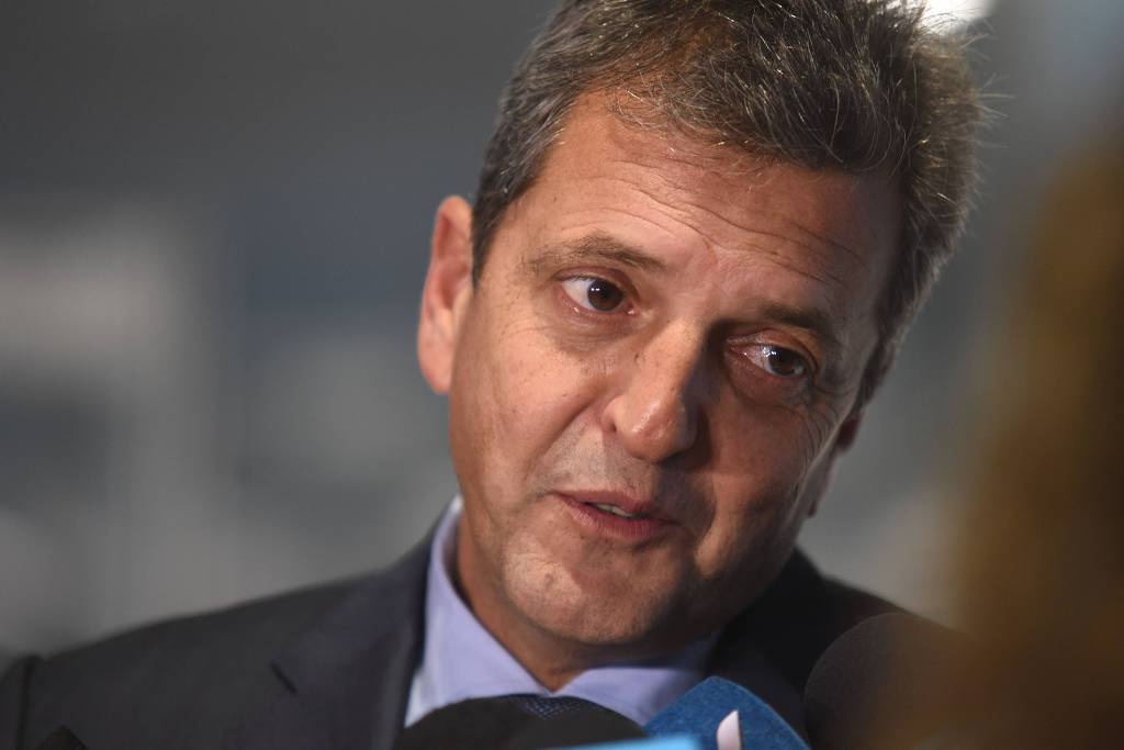 Peronista Sergio Massa surpreendeu e largou na frente nas eleições presidenciais argentinas Peronista Sergio Massa surpreendeu e largou na frente nas eleições presidenciais argentinas