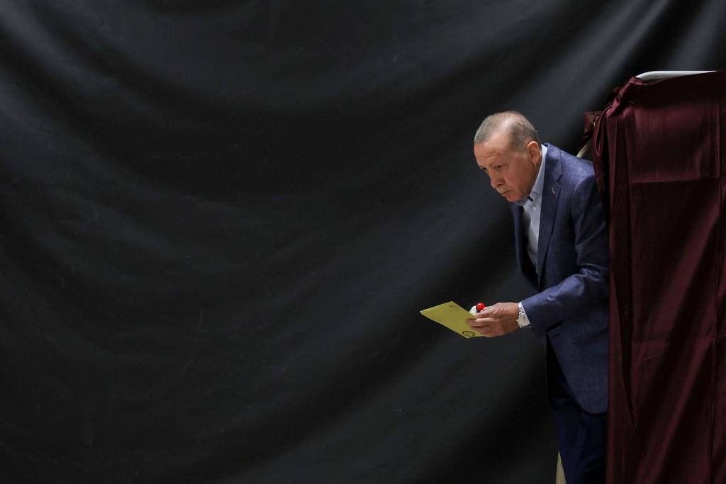 O atual presidente da Turquia, Recep Tayyip Erdogan, em cabine de votação em Istambul