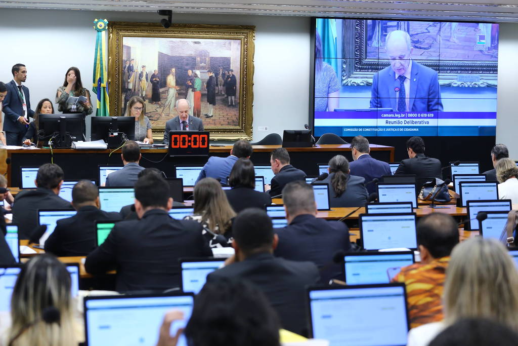 Cota de cadeiras para mulheres no Legislativo e manutenção da punição para irregularidades partidárias estão em análise Cota de cadeiras para mulheres no Legislativo e manutenção da punição para irregularidades partidárias estão em análise