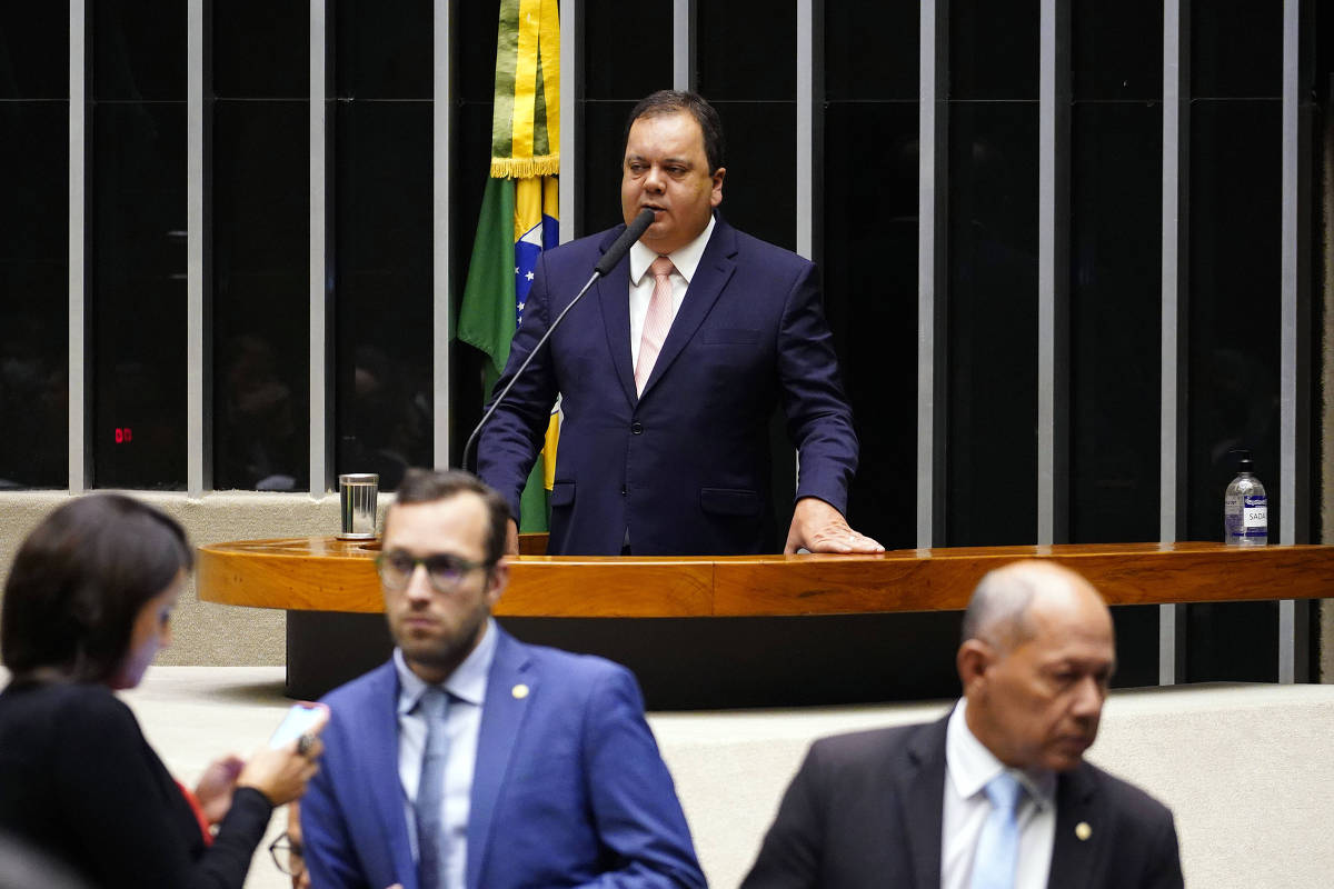 O deputado federal Elmar Nascimento (União Brasil - BA) discursa no plenário da Câmara