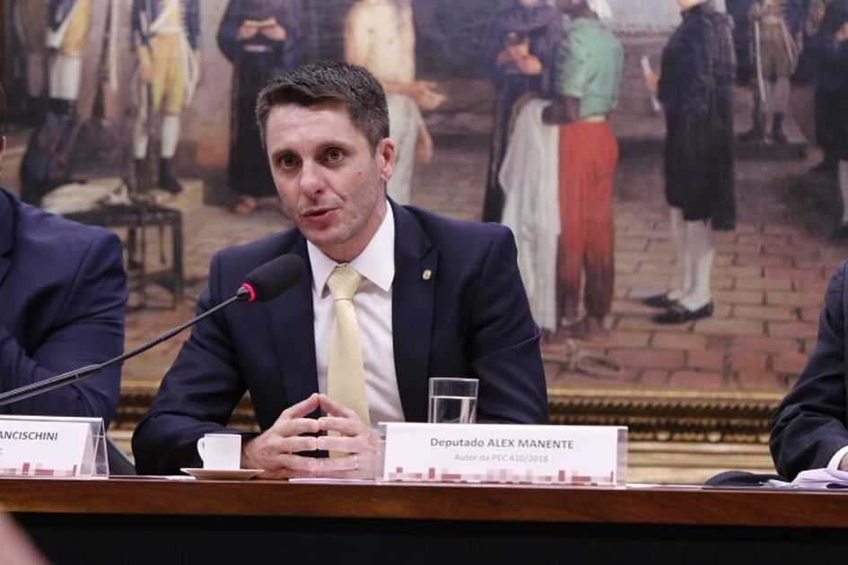 Líder do Cidadania na Câmara, Alex Manente comprou 10 mil envelopes, 15 mil cartões de visitas, 3 mil pastas canguru timbradas, 50 mil unidades de papel timbrado A4 e 170 mil boletins informativos. Procurado, não comentou. Líder do Cidadania na Câmara, Alex Manente comprou 10 mil envelopes, 15 mil cartões de visitas, 3 mil pastas canguru timbradas, 50 mil unidades de papel timbrado A4 e 170 mil boletins informativos. Procurado, não comentou.