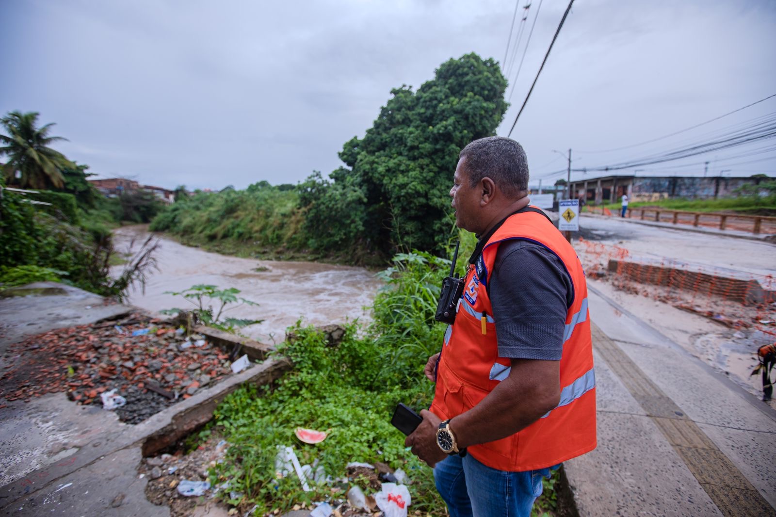 Ainda por conta da chuva, estavam entre os acionamentos lançados no sistema da coordenadoria, um acidente com veículo pesado e a solicitação de lona plástica para cobrir uma casa que teve o telhado danificado Ainda por conta da chuva, estavam entre os acionamentos lançados no sistema da coordenadoria, um acidente com veículo pesado e a solicitação de lona plástica para cobrir uma casa que teve o telhado danificado