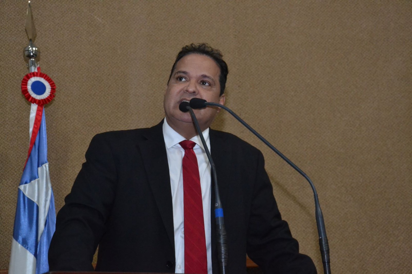 Na imagem, o deputado estadual Eures Ribeiro, pré-candidato a prefeito de Barreiras Na imagem, o deputado estadual Eures Ribeiro, pré-candidato a prefeito de Barreiras