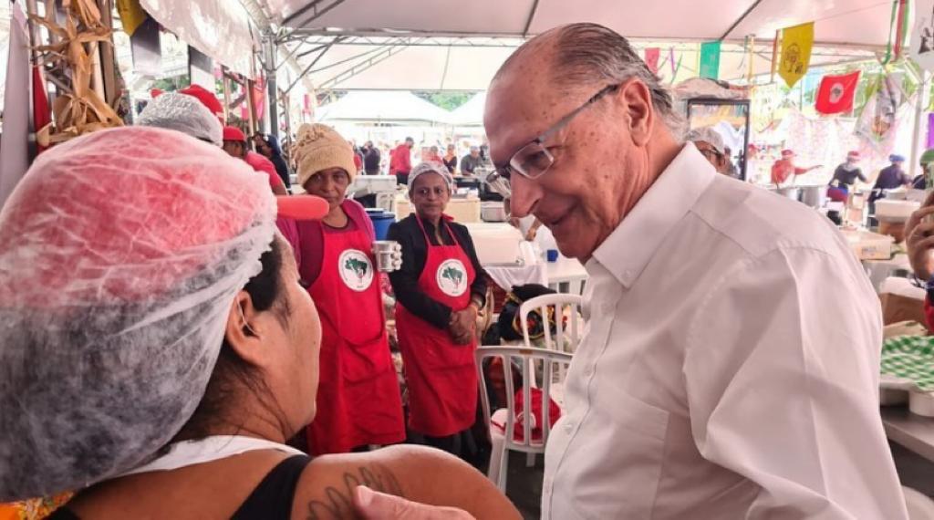 Vice-presidente da República, Geraldo Alckmin, foi à Feira do MST, neste sábado (13), em São Paulo