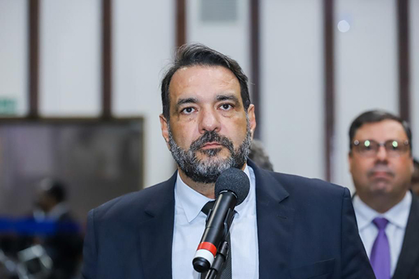 Castro é autor do projeto que substitui o nome do Colégio Estadual Carlos Marighella, situado no bairro do Stiep, em Salvador, pelo nome de Olavo de Carvalho