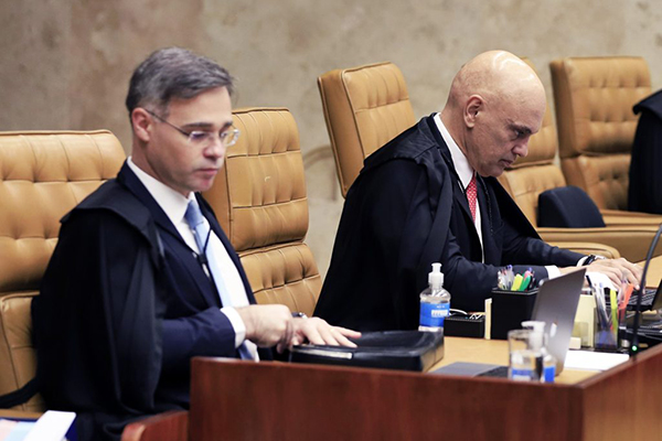 Os ministros André Mendonça e Alexandre de Moraes em sessão plenária do STF