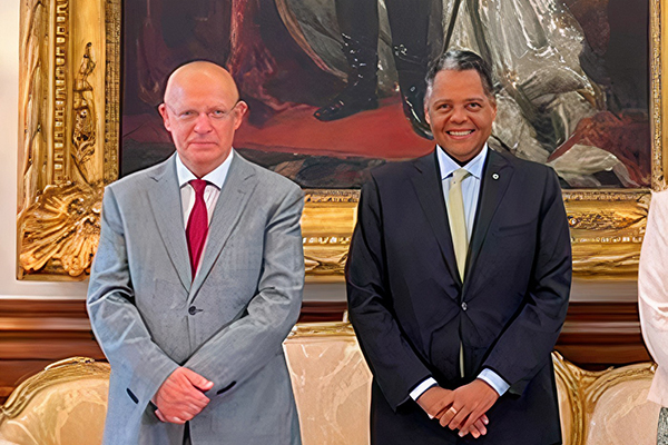 O presidente da Assembleia da República portuguesa, Augusto Santos Silva, e o deputado federal Antonio Brito (PSD) 