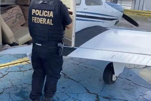 PF apreende droga em um avião monomotor pertencente à Igreja do Evangelho Quadrangular PF apreende droga em um avião monomotor pertencente à Igreja do Evangelho Quadrangular