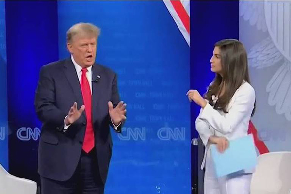 O ex-presidente dos EUA Donald Trump e a jornalista Kaitlan Collins durante sabatina em auditório da faculdade Saint Anselm, em New Hampshire