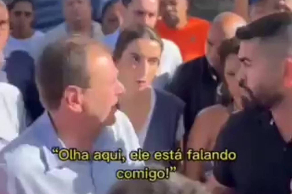 Prefeito Eduardo Paes interrompe a então subprefeita Talita Galhardo em agenda pública no Rio Prefeito Eduardo Paes interrompe a então subprefeita Talita Galhardo em agenda pública no Rio