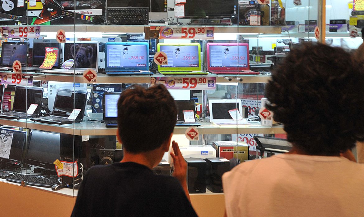 Empresas sentem a volta do público 'ao normal', mas sem dinheiro no bolso; juros altos afetam endividamento das empresas