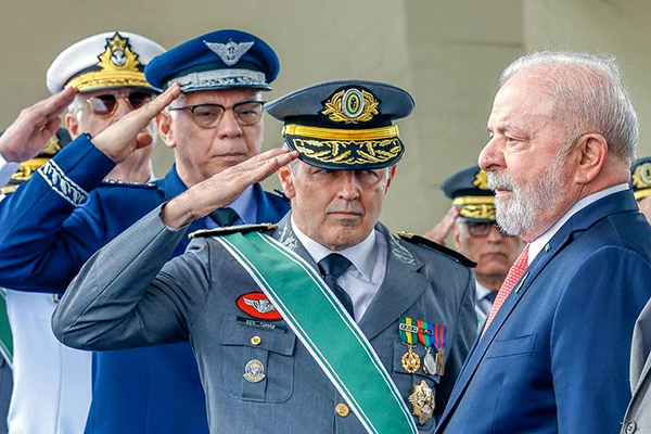 Governo Lula quer acelerar PEC contra militares na política e negocia remuneração