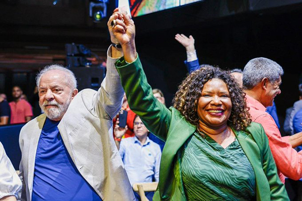 Ao lado de Margareth Menezes, Lula formalizou a regulamentação da Lei Paulo Gustavo, na noite desta quinta-feira (11), em Salvador
