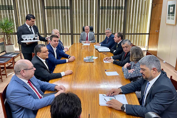 Geraldo Alckmin e Alexandre Padilha recebem ministro e dirigentes do PSB para reunião de articulação política