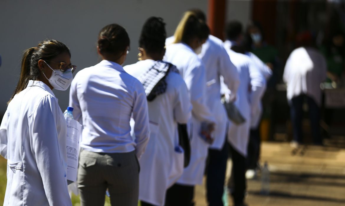 Programa oferece 5,9 mil vagas distribuídas em 1,9 mil municípios Programa oferece 5,9 mil vagas distribuídas em 1,9 mil municípios