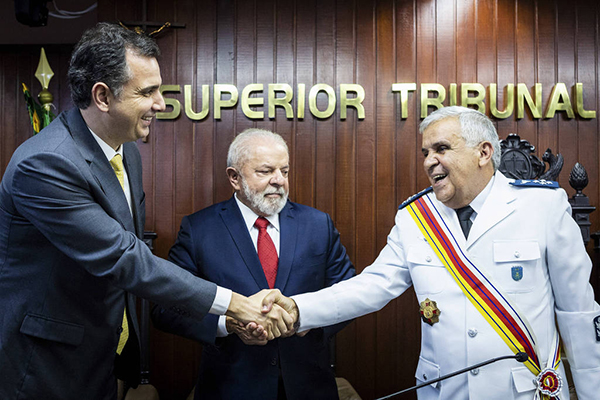 Rodrigo Pacheco cumprimenta o novo presidente do STM, ministro Francisco Joseli Parente Camelo, acompanhado do presidente Lula