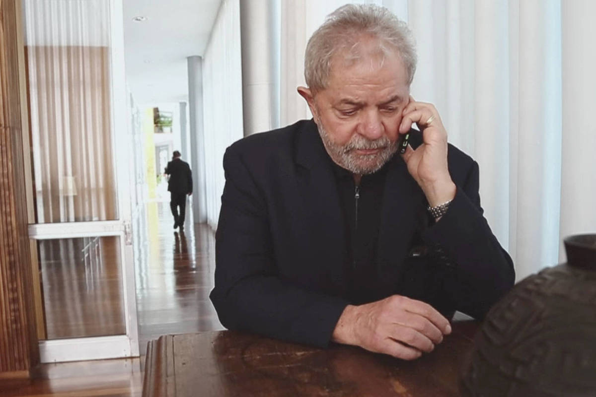 Lula conversa ao telefone no dia em que foi gravado pela PF, em 2016, em cena registrada no documentário 'Democracia em Vertigem' 