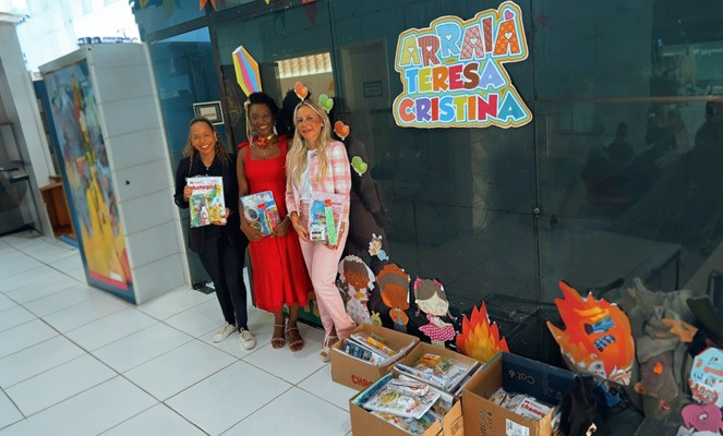 Foram doados lápis, borrachas, apontadores, canetas, lápis de cor, colas, réguas, tintas, durex e folhas de papel ofício