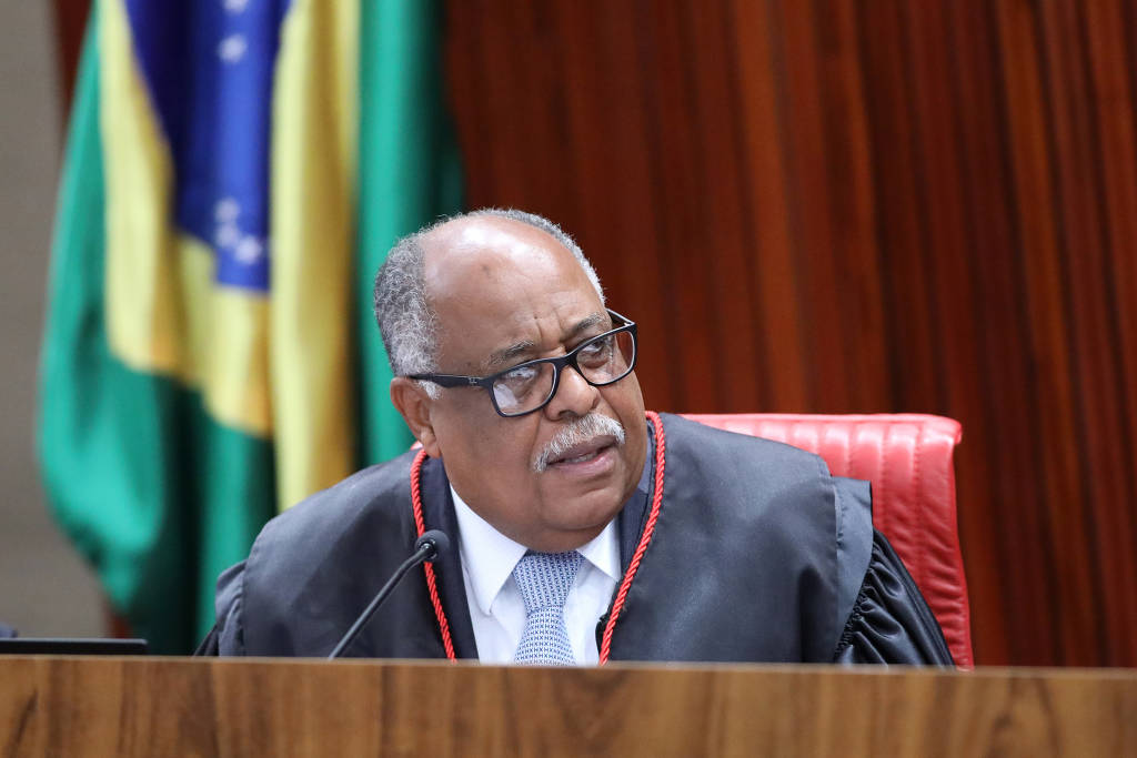 Imagem de Relator do TSE engrossa ação contra Bolsonaro com lives de 2021 e fala à Pan