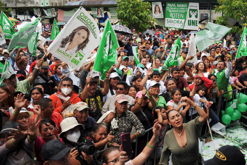 Apoiadores da candidata Sandra Torres, à frente nas pesquisas, em ato de encerramento da campanha nesta na Cidade da Guatemala Apoiadores da candidata Sandra Torres, à frente nas pesquisas, em ato de encerramento da campanha nesta na Cidade da Guatemala