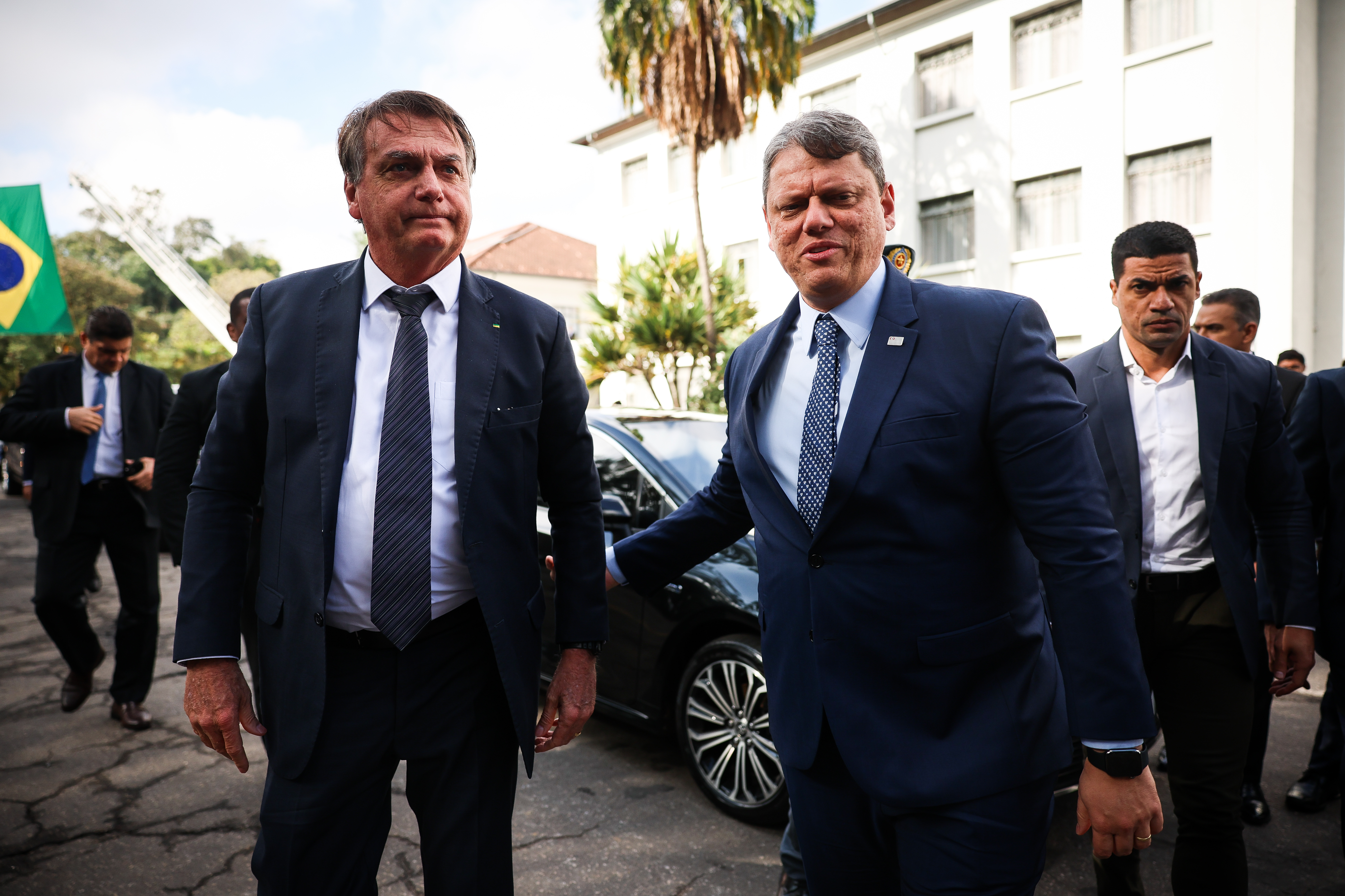 Governador Tarcísio de Freitas (Republicanos) e o ex-presidente Jair Bolsonaro (PL) chegam a evento na Academia de Polícia Militar do Barro Branco