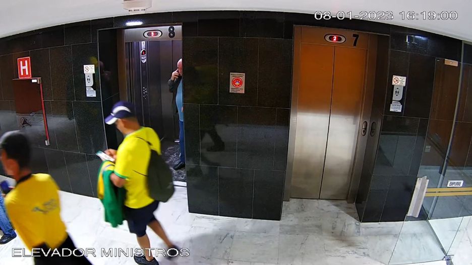 Golpistas invadem a Praça dos Três Poderes, em Brasília