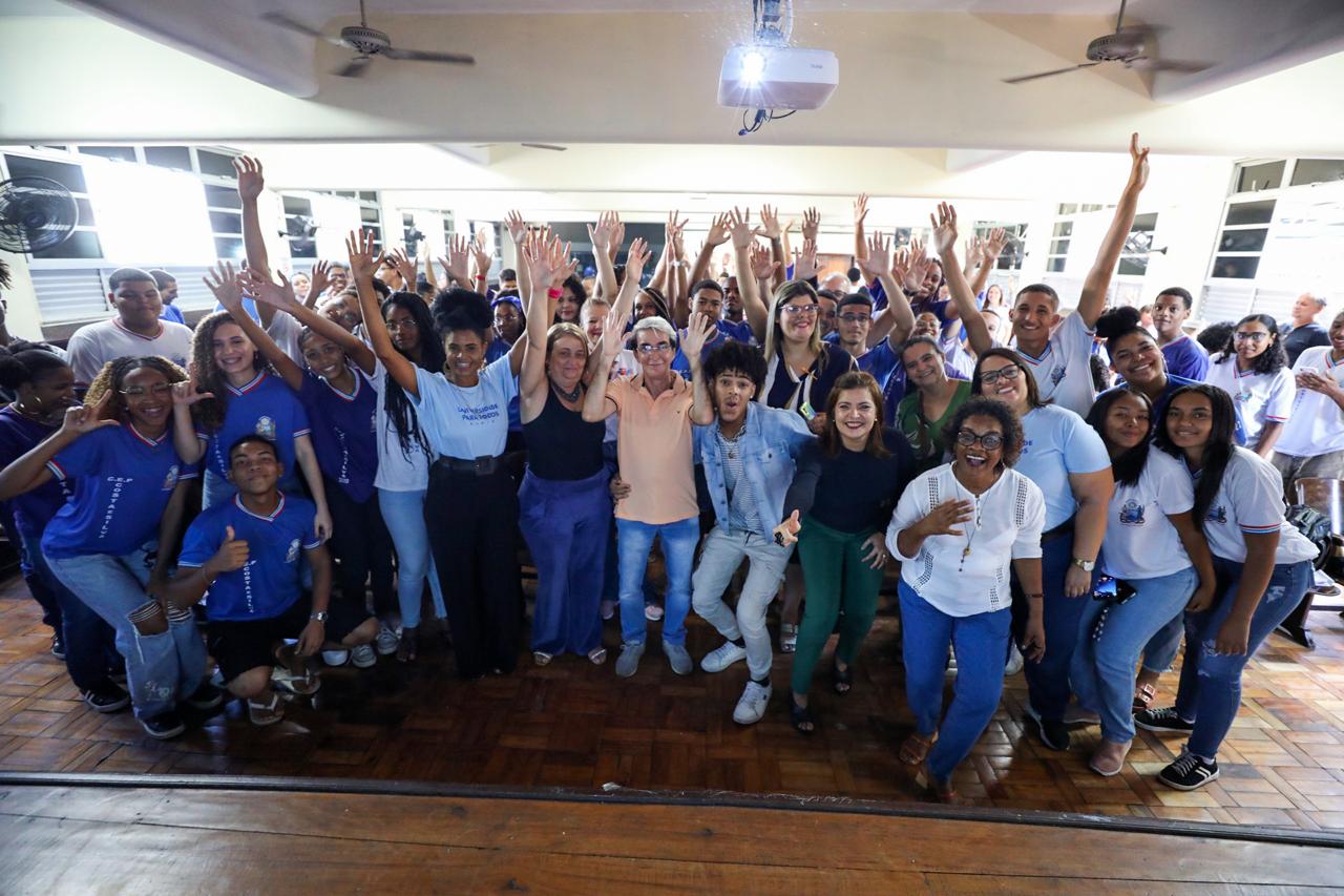 Em Salvador, a secretária da Educação, Adélia Pinheiro, marcou presença nos aulões