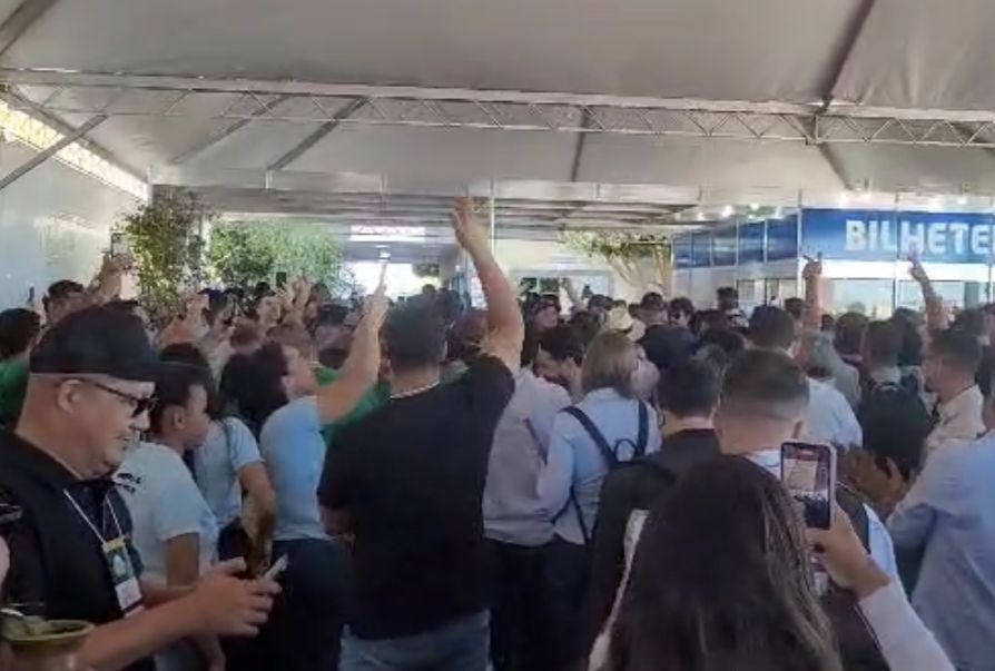 Lula chegou na Bahia às 9h50, no aeródromo da cidade, acompanhado do ministro da Agricultura e Pecuária, Carlos Fávaro Lula chegou na Bahia às 9h50, no aeródromo da cidade, acompanhado do ministro da Agricultura e Pecuária, Carlos Fávaro