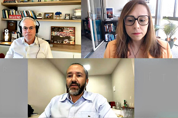 Os cientistas políticos Carlos Pereira e Beatriz Rey durante debate mediado pelo repórter da Folha de S.Paulo, Ranier Bragon