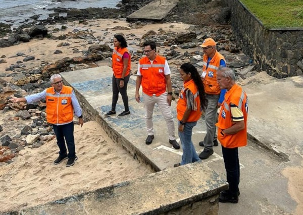 Codesal vistoria trecho de alvenaria de pedra à beira mar, na orla de Ondina