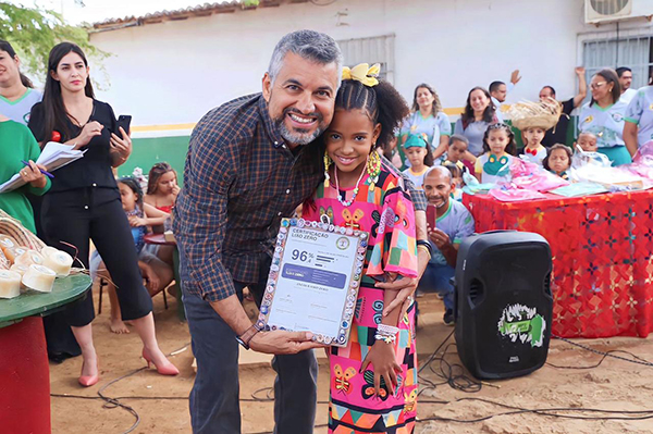 O prefeito de Irecê, Elmo Vaz com a aluna da Escola Municipal Integral e Integrada Anísio Teixeira O prefeito de Irecê, Elmo Vaz com a aluna da Escola Municipal Integral e Integrada Anísio Teixeira