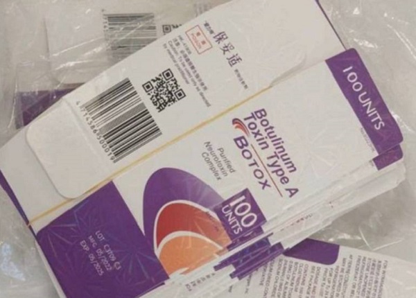 Embalagem do produto falsificado do Botox, com impressão de má qualidade e alterações nas datas de produção e validade 