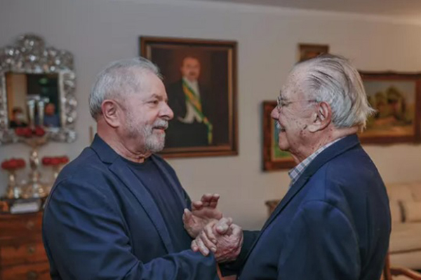 Presidente publicou nas redes texto em comemoração aos 40 anos da posse de José Sarney na Presidência