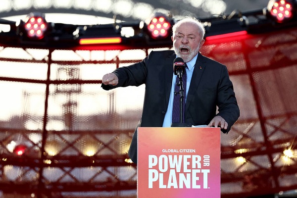 Lula em discurso no evento Power Our Planet, em Paris, nesta quinta (22)