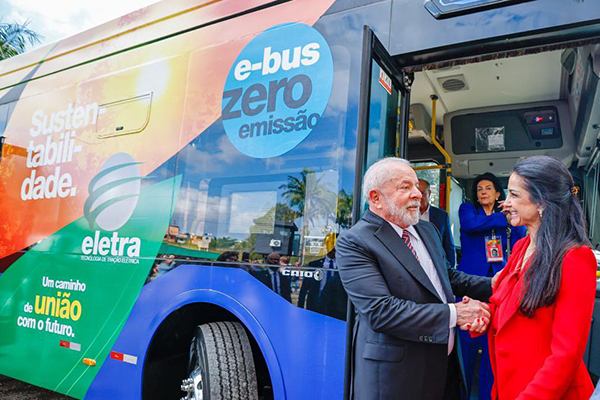 O presidente Lula em visita à fábrica de ônibus elétricos, Eletra