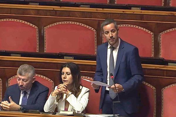 O senador italiano Marco Lombardo durante discurso no Parlamento em Roma